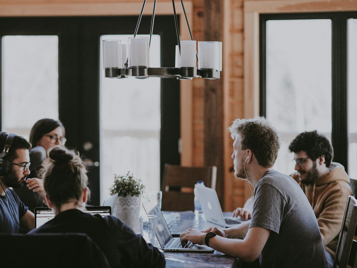 Das Team von einfach easy bei der gemeinsamen Arbeit an einem Kundenprojekt